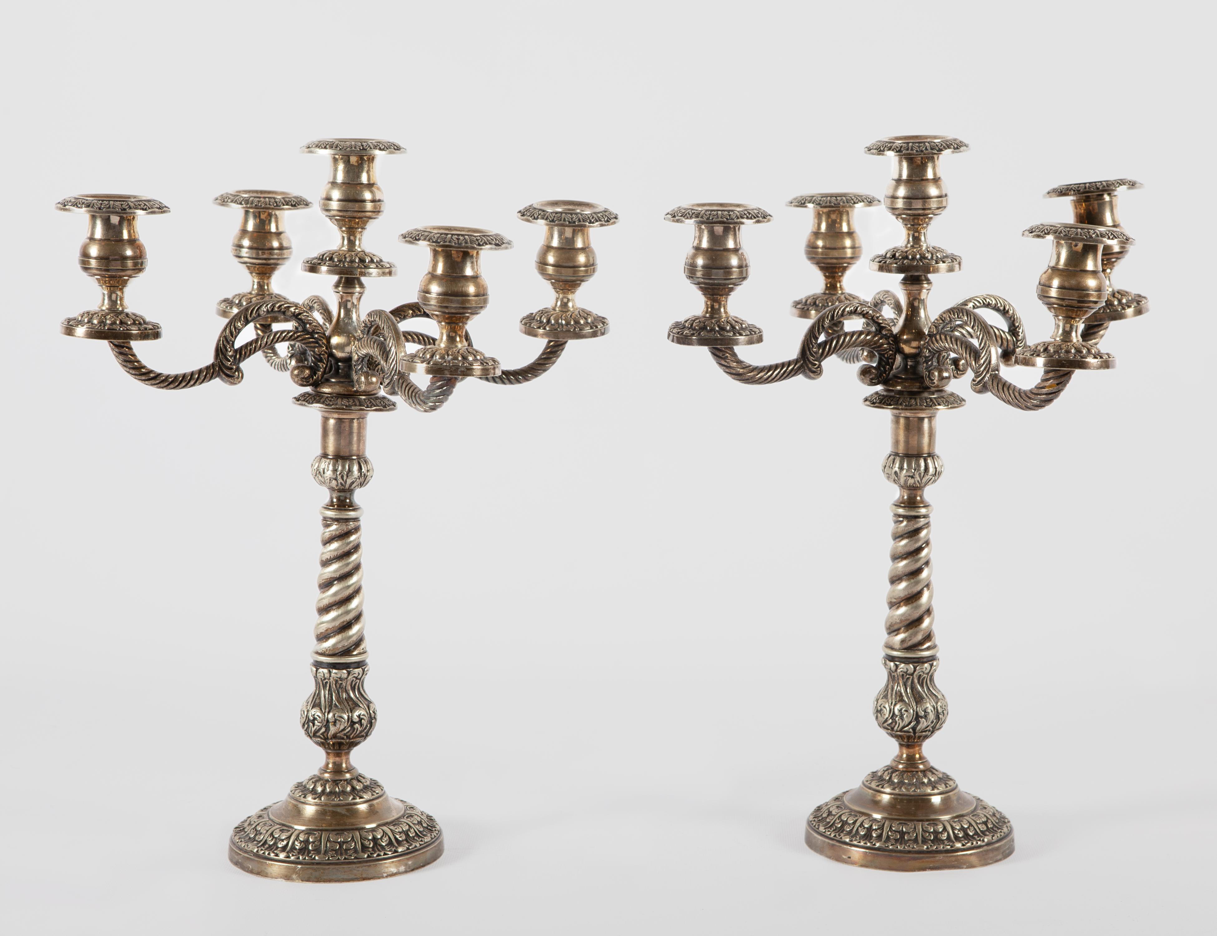 PAREJA DE CANDELABROS DE METAL PLATEADO SIGLO XX