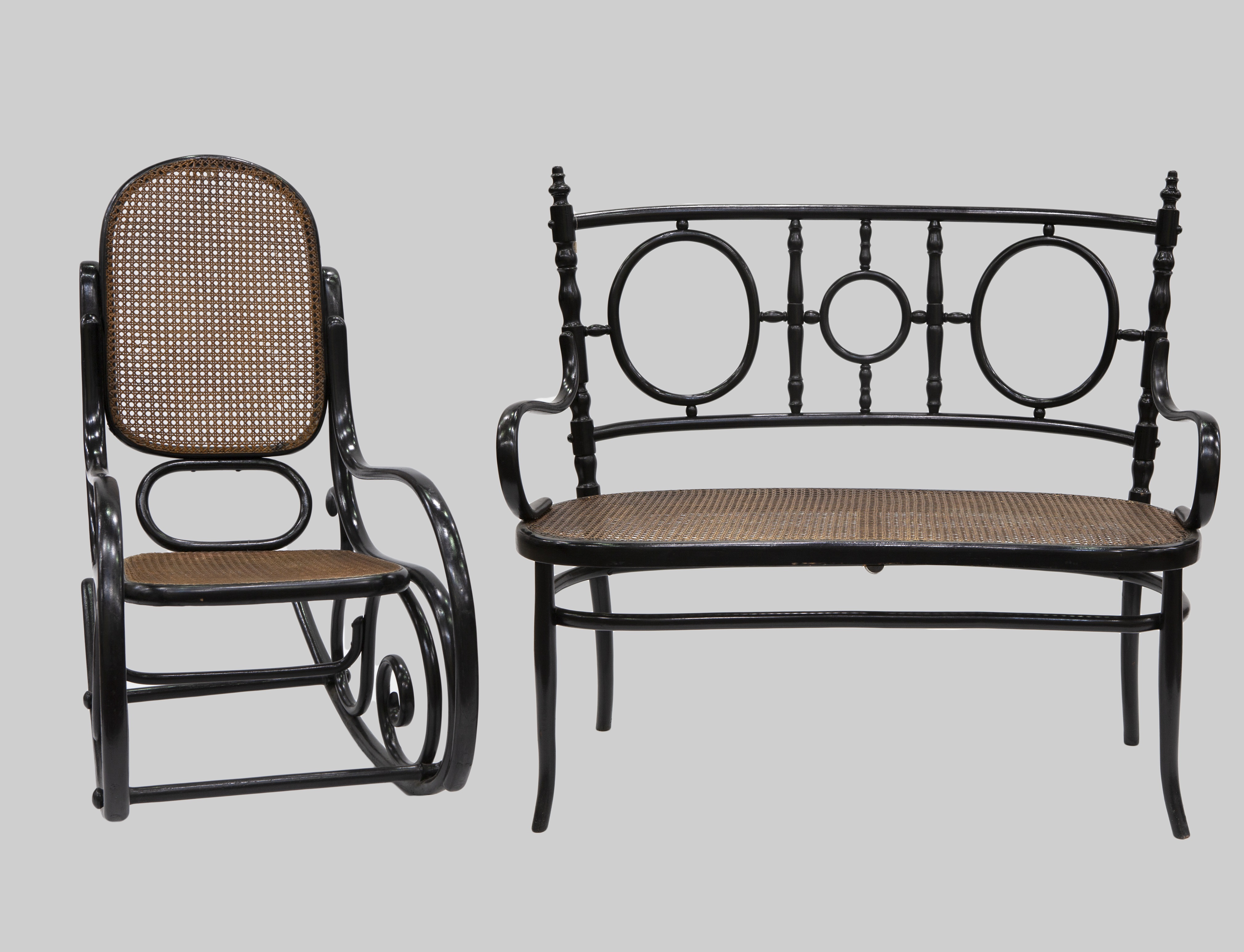 CONJUNTO DE MECEDORA Y BANCO. THONET,CA. 1920