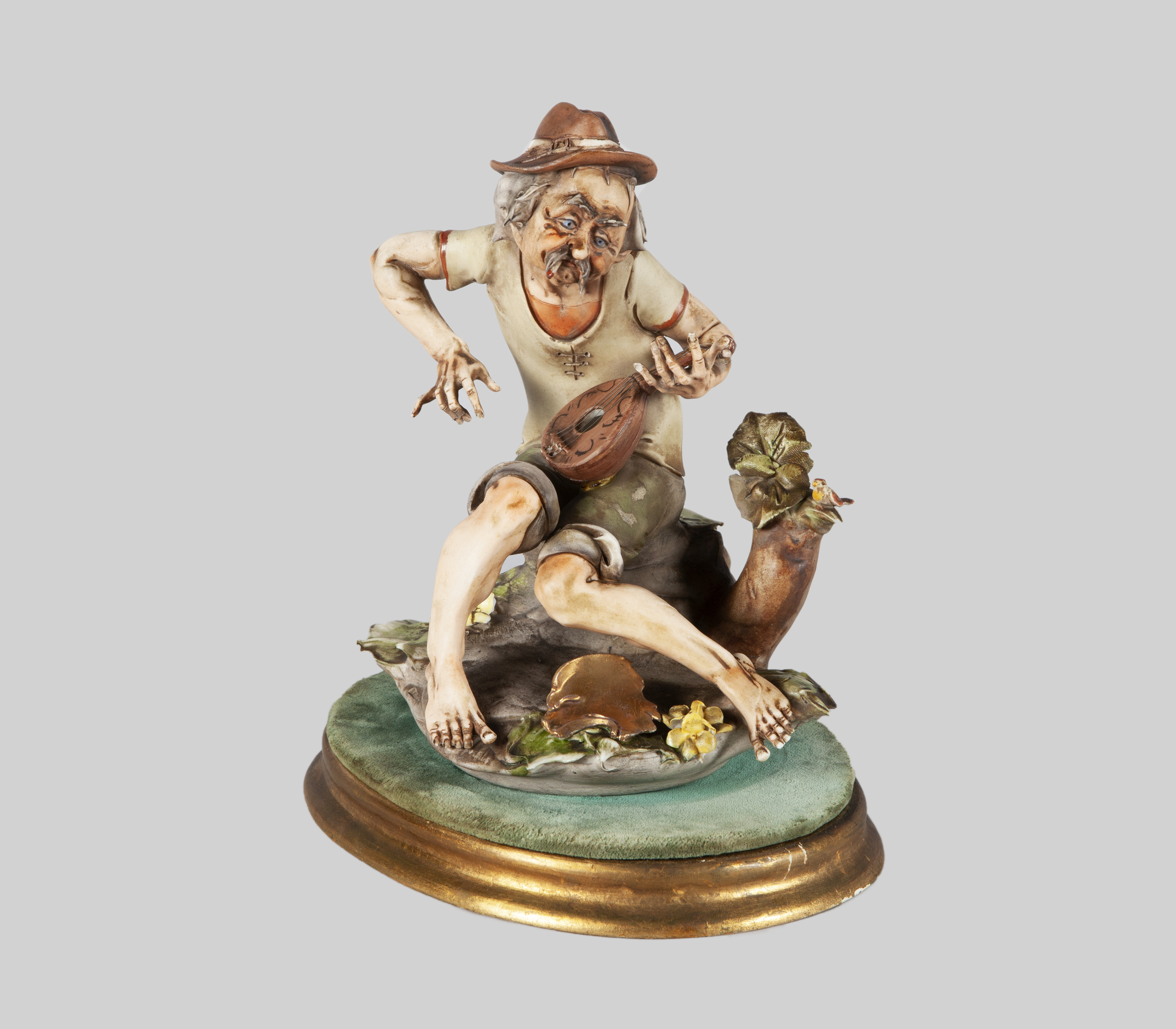 FIGURA DE ANCIANO CON GUITARRA EN PORCELANA CAPODIMONTE. NÁ