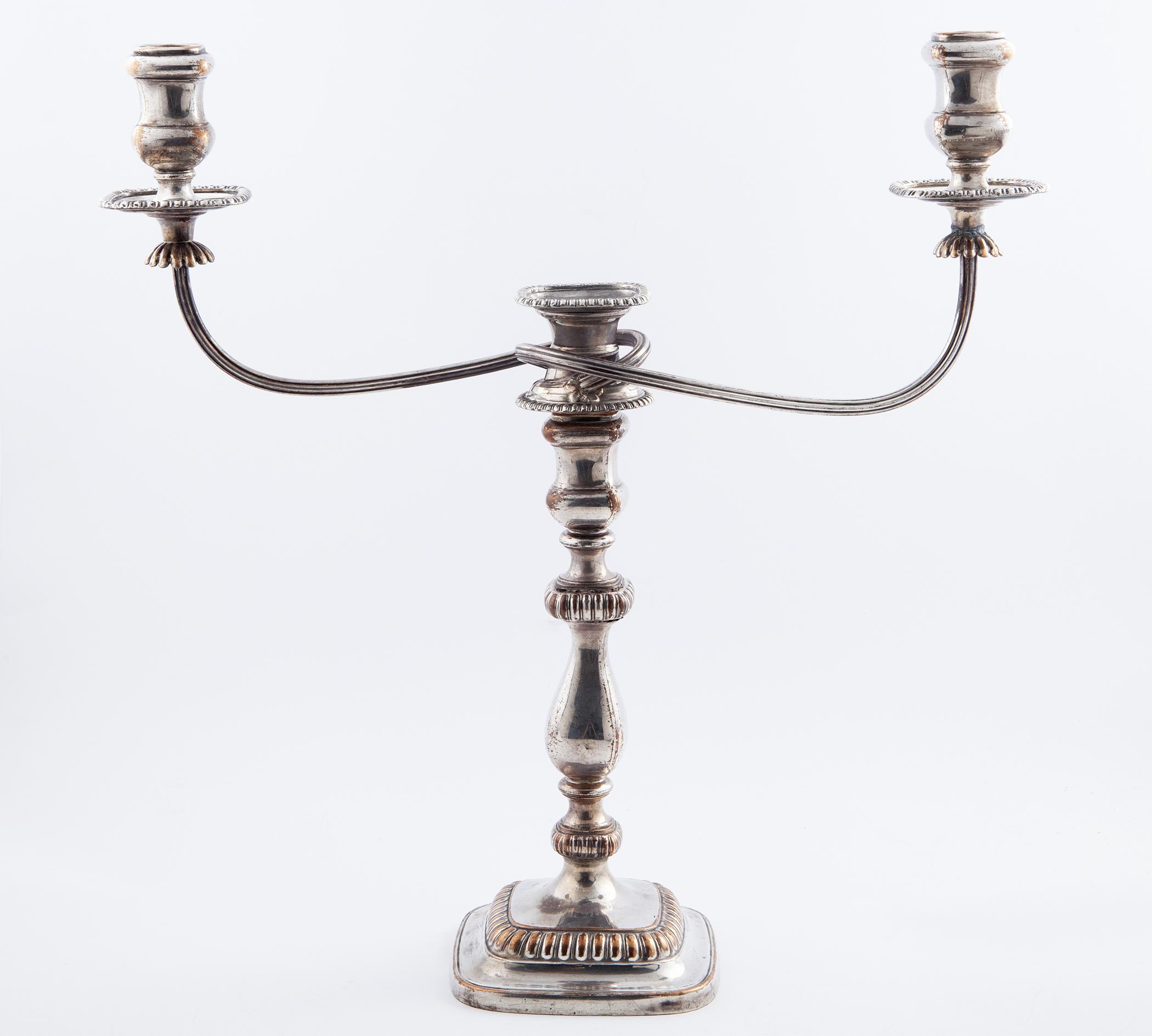 CANDELABRO MODERNO DE SOBREMESA EN METAL PLATEADO CON BRAZO