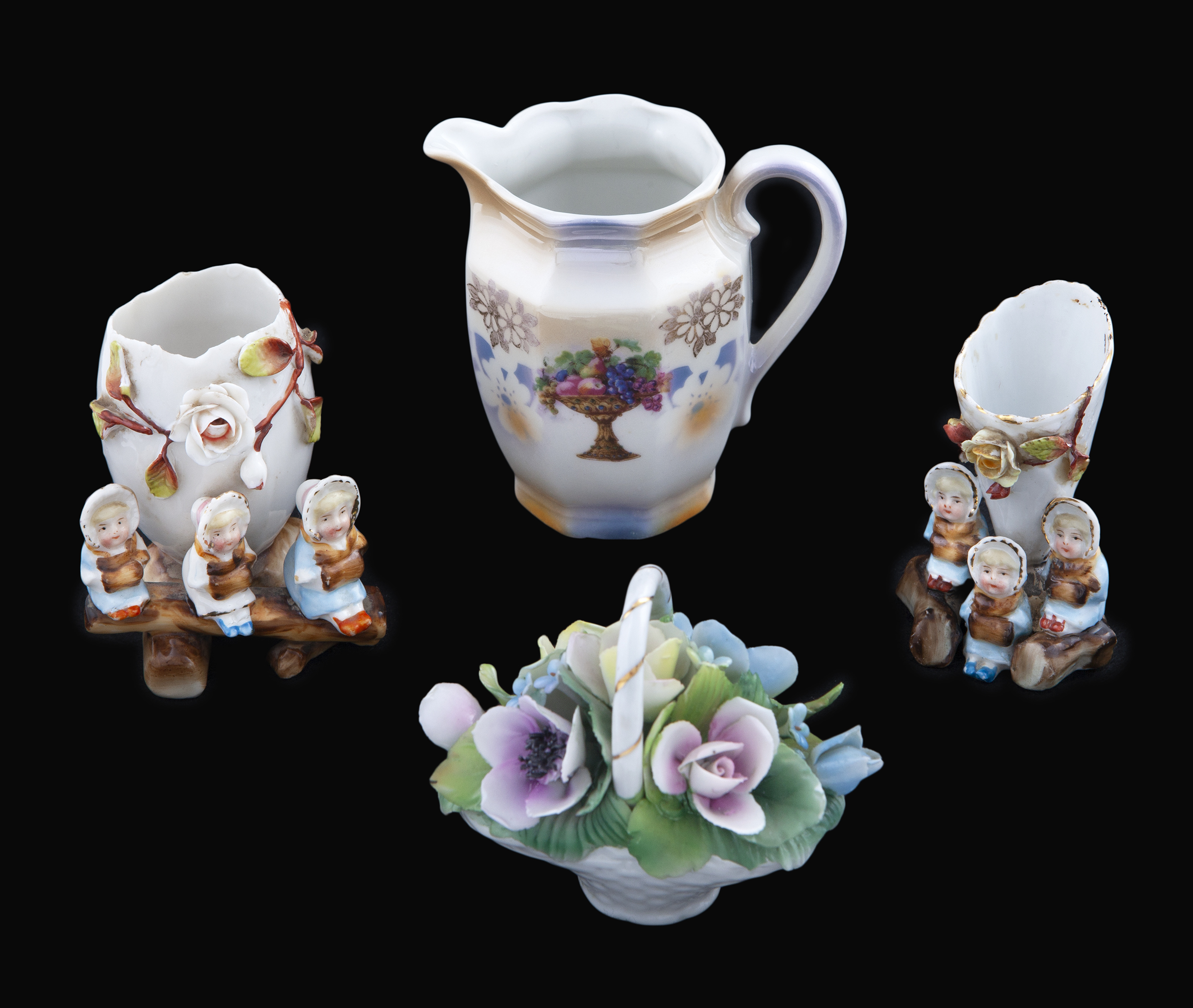 CONJUNTO DE CUATRO PIEZAS DE PORCELANA