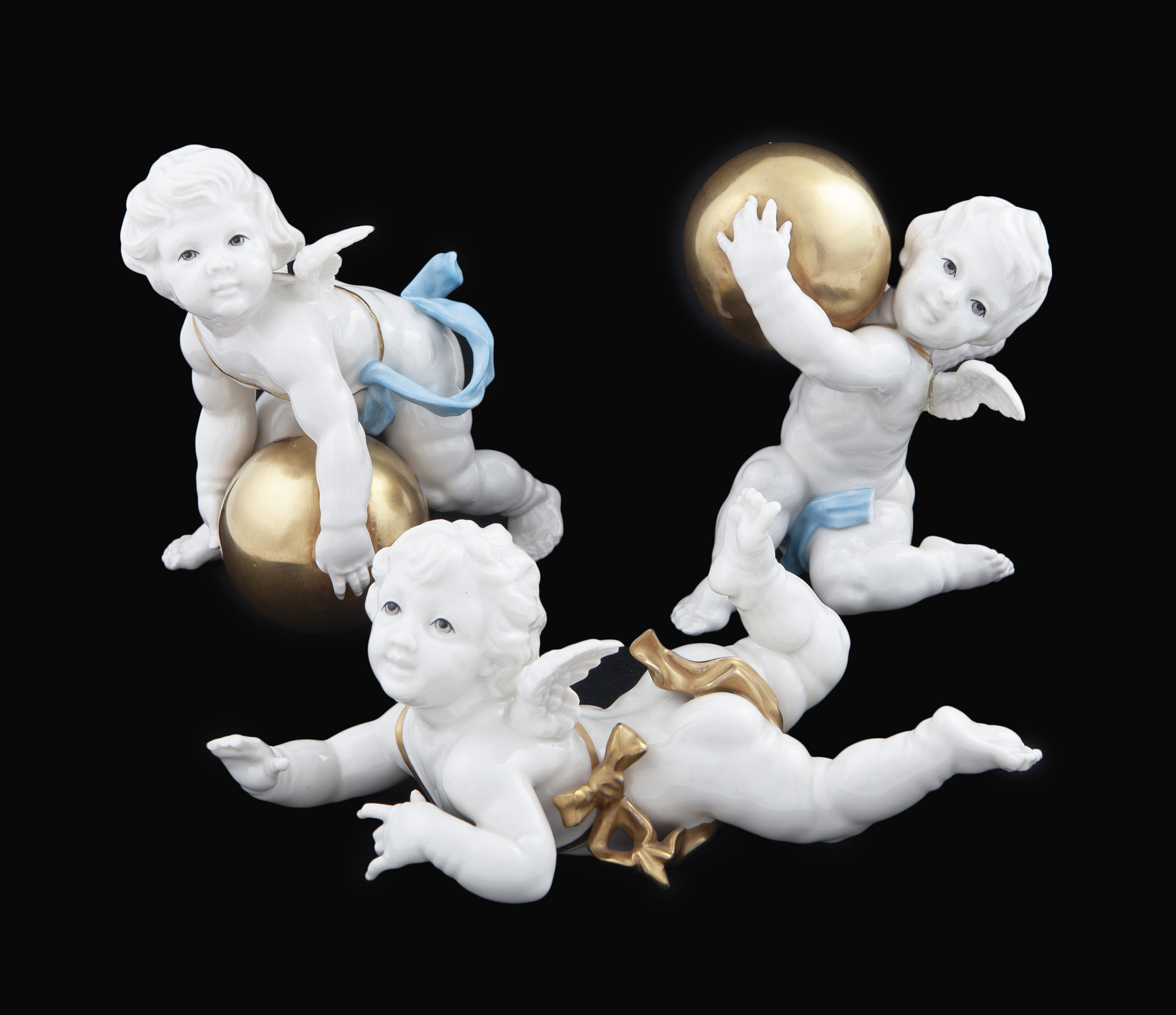 CONJUNTO DE TRES ANGELOTES EN PORCELANA