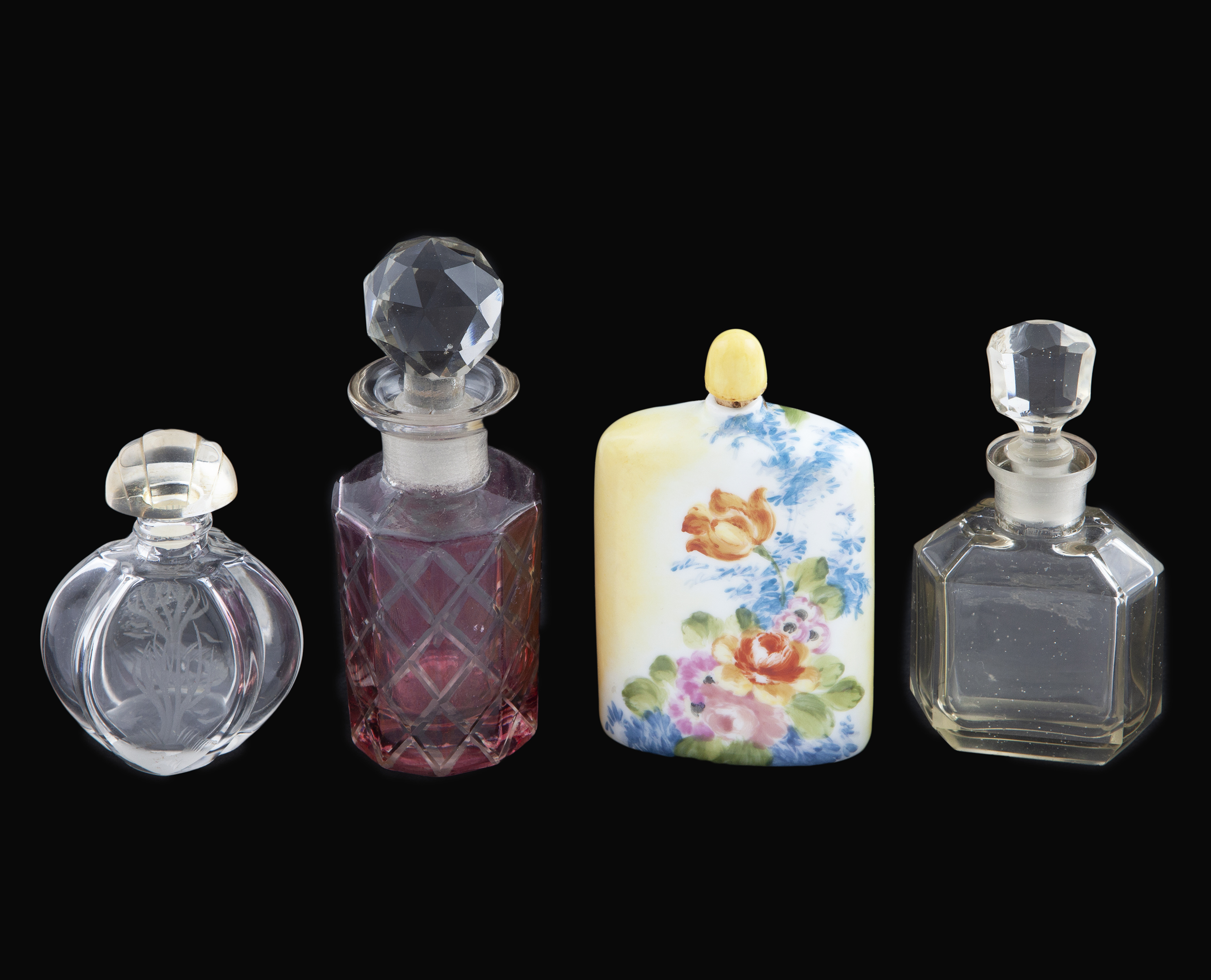 TRES PERFUMEROS EN CRISTAL TALLADO Y UNO EN PORCELANA, PPSS