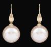 <span class='ref_item'>90 -</span> <span class="object_title">PENDIENTES DE IMITACIÓN DE PERLAS BLANCAS CON APLICACIÓN Y CIERRE EN DORADO</span>  <p><span class="technical_description">Pendientes con imitación de perla blanca calibradas en 19mm con gancho y detalle en dorado</span><br>Peso: <span class="PESO_HCES1">10,80</span> <span class="PESOUMED_HCES1">gr.</span><br></p>