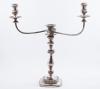 <span class='ref_item'>246 -</span> <span class="object_title">CANDELABRO MODERNO DE SOBREMESA EN METAL PLATEADO CON BRAZOS DESMONTABLES</span>   <p><span class="technical_description">Candelabro de tres luces transformables en un candelabro de una luz. Presenta dos brazos trenzados con apliques desmontables, versátiles para cada ocasión, con austera decoración. <br/>Ligero desgaste del metal. </span><br><span class="ALTO_HCES1">41</span>x<span class="ANCHO_HCES1">40</span>x<span class="GRUESO_HCES1">11 </span><span class="GRUESOUMED_HCES1">cm.</span></p>