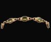 <span class='ref_item'>30 -</span> <span class="object_title">PULSERA EN ORO DE 18KT CON PERIDOTOS</span>  <p><span class="technical_description">Pulsera realizada en oro de 18kt, con contraste. Formada por peridotos en talla oval engastados en bisel, con un peso total aprox de 8.32ct.<br/>Cierre: Langosta<br/>Longitud: 19</span><br>Peso: <span class="PESO_HCES1">18,60</span> <span class="PESOUMED_HCES1">gr.</span><br></p>