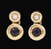 <span class='ref_item'>198 -</span> <span class="object_title">PENDIENTES EN ORO 18KT CON ZAFIROS Y DIAMANTES</span>  <p><span class="technical_description">Pendientes realizados en oro de 18kt, con contraste. De dos cuerpos, con movimiento, formados por diamantes en talla brillante engastados en chatón, con un peso total aprox de 0.06ct, y zafiros en talla redonda engastados en chatón, con un peso total aprox de 0.40ct.<br/>Cierre: Presión<br/>Medidas: 1,10 x 0,60 cm</span><br>Peso: <span class="PESO_HCES1">2,60</span> <span class="PESOUMED_HCES1">gr.</span><br></p>