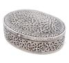 <span class='ref_item'>273 -</span> <span class="object_title">CAJA OVAL REPUJADA EN PLATA DE LEY</span>  <p><span class="technical_description">Caja realizada en plata de ley, con contraste. De forma oval, con profusa decoración de motivo vegetal en tapa superior y laterales.<br/>Peso neto de la plata: 305,70gr</span><br></p>