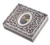 <span class='ref_item'>278 -</span> <span class="description">CAJA EN PLATA DE LEY CON FIGURA MASCULINA</span>  <p><span class="description">Caja realizada en plata de ley. Motivo vegetal repujado en tapa superior, destaca un perfil de una figura masculina, dentro de un marco oval.<br>Peso bruto total: 158,60gr</span></p>