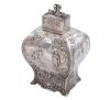 <span class='ref_item'>297 -</span> <span class="description">ANTIGUO PERFUMERO EN PLATA DE LEY</span>  <p><span class="description">Perfumero antiguo realizado en plata de ley, con contrastes. Delicadamente repujado con motivos florales y escenas cortesanas de época.<br>Peso neto de la plata: 195gr</span></p>