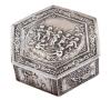 <span class='ref_item'>271 -</span> <span class="object_title">CAJA ANTIGUA HEXAGONAL EN PLATA DE LEY CON GRUPO DE FIGURAS</span>  <p><span class="technical_description">Caja antigua realizada en plata de ley, con contraste. De forma hexagonal, con representación de grupo de figuras en la tapa superior, y relieves en los laterales representando diferentes temas.<br/>Peso neto de la plata: 106,20gr</span><br></p>