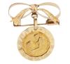 <span class='ref_item'>39 -</span> <span class="object_title">MEDALLA DE LA MADRE EN ORO 18KT</span>  <p><span class="technical_description">Medalla de la Madre realizada en oro de 18kt. De dos cuerpos, el superior con forma de lazo y el inferior de medalla redonda con imagen de madre e hijo. Con la inscripción "Cariño de madre - Milagro de amor" y en el otro lado "Dar mucho, pedir poco" "Andrés A. 19-5-95"</span><br>Peso: <span class="PESO_HCES1">5,40</span> <span class="PESOUMED_HCES1">gr.</span><br></p>