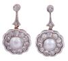 <span class='ref_item'>221 -</span> <span class="object_title">PENDIENTES EN ORO BICOLOR 18KT, PERLAS CULTIVADAS Y DIAMANTES</span>  <p><span class="technical_description">Pendientes realizados en oro bicolor de 18kt con las vistas en blanco, perlas centrales cultivadas de color blanco y adornados con diamantes en talla brillante antigua engastados en chatón y grano con un peso total aprox de 0.50ct<br/>Cierre: Ballestilla catalana<br/>Longitud: 3cm</span><br>Peso: <span class="PESO_HCES1">8,60</span> <span class="PESOUMED_HCES1">gr.</span><br></p>