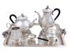 <span class='ref_item'>297 -</span> <span class="object_title">JUEGO DE TÉ Y CAFÉ EN PLATA 925</span>  <p><span class="technical_description">Juego de té y café realizado en plata 925. Compuesto por: una bandeja, cafetera, colador y tetera con mangos de resina, lechera y cestita azucarero.<br/>Peso bruto total: 2720gr</span><br></p>