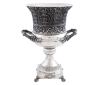 <span class='ref_item'>294 -</span> <span class="object_title">MAGNÍFICA COPA EN PLATA DE LEY</span>  <p><span class="technical_description">Magnífica copa realizada en plata de ley, con contraste de platero. Profusa decoración con motivos vegetales en su cuerpo central. Asas gallonadas y adornos en forma de escama. Sobre una base también con decoración vegetal en cenefa. Pedestal, con escudos en cada lado, sobre cuatro patas con decoración de garras de águila. <br/>Medidas: 34 x 25 x 20cm<br/>Peso bruto total: 1800gr</span><br></p>