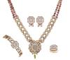 <span class='ref_item'>135 -</span> <span class="object_title">ADEREZO CON DISEÑO DE JOYERÍA HINDÚ EN ORO 14KT, ESMALTES KUNDAN, PERIDOTOS Y GRANATES</span>  <p><span class="technical_description">Aderezo de gargantilla, pulsera, pareja de pendientes y sortija, realizados en oro de 14kt. Con diseño de joyería hindú, están adornados con esmaltes de técnica kundan. La gargantilla y la pulsera incorporan peridotos y granates.<br/>Cierre: Presión (pendientes) y caja con lengüeta (pulsera y gargantilla)<br/>Medida Sortija: 11<br/>Longitud: 39cm la gargantilla y 16cm la pulsera<br/>Peso: 112,40gr (11,90gr pendientes, 5,90gr sortija, 17,90gr pulsera, 76,60gr gargantilla)</span><br></p>