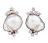 <span class='ref_item'>38 -</span> <span class="object_title">PENDIENTES EN ORO 18KT, PERLAS BARROCAS Y DIAMANTES</span>  <p><span class="technical_description">Pareja de pendientes realizados en oro de 18kt. En el centro de cada uno, una perla barroca cultivada de color blanco. Adornada por diamantes en talla brillante engastados en garras con un peso total aprox de 0.90ct<br/>Cierre: Omega</span><br>Peso: <span class="PESO_HCES1">14,40</span> <span class="PESOUMED_HCES1">gr.</span><br></p>