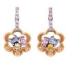 <span class='ref_item'>152 -</span> <span class="object_title">PENDIENTES EN ORO BICOLOR 18KT, PIEDRAS DE COLOR E INCOLORAS</span>  <p><span class="technical_description">Pareja de pendientes realizados en oro bicolor de 18kt. Con detalle de colgante en forma de flor, que pende de pequeño carril. Ambos adornados por piedras incoloras y de tonos azules, rosas y amarillas<br/>Cierre: Presión<br/>Longitud: 2cm</span><br>Peso: <span class="PESO_HCES1">2,50</span> <span class="PESOUMED_HCES1">gr.</span><br></p>