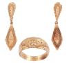 <span class='ref_item'>116 -</span> <span class="object_title">CONJUNTO DE SORTIJA Y PENDIENTES EN ORO 18KT</span>  <p><span class="technical_description">Conjunto de sortija y pendientes largos realizados en oro de 18kt. Con decoración repujada y armonías de oro mate y oro brillo. <br/>Cierre Pendientes: Ballestilla<br/>Longitud Pendientes: 4cm<br/>Medida Sortija: 12</span><br>Peso: <span class="PESO_HCES1">5,80</span> <span class="PESOUMED_HCES1">gr.</span><br></p>