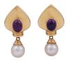 <span class='ref_item'>244 -</span> <span class="object_title">PENDIENTES EN ORO 18KT, PERLAS CULTIVADAS Y AMATISTAS</span>  <p><span class="technical_description">Pareja de pendientes realizados en oro de 18kt con amatistas en cabujón oval engastadas en bisel con un peso total aprox de 1.75ct y colgando perlas cultivadas de color blanco calibradas en 8,2mm<br/>Cierre: Omega<br/>Longitud: 3cm</span><br>Peso: <span class="PESO_HCES1">10,70</span> <span class="PESOUMED_HCES1">gr.</span><br></p>