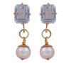 <span class='ref_item'>139 -</span> <span class="object_title">PENDIENTES EN ORO 18KT, PERLAS CULTIVADAS Y TOPACIOS</span>  <p><span class="technical_description">Pareja de pendientes realizados en oro de 18kt con topacios en talla esmeralda engastadas en garras con un peso total aprox de 2.10ct y colgando perlas cultivadas de color blanco calibradas en 7mm (se pueden extraer)<br/>Cierre: Ballestilla<br/>Longitud: 2cm</span><br>Peso: <span class="PESO_HCES1">5,60</span> <span class="PESOUMED_HCES1">gr.</span><br></p>