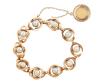 <span class='ref_item'>150 -</span> <span class="object_title">PULSERA EN ORO 18KT, PERLAS CULTIVADAS Y MONEDA</span>  <p><span class="technical_description">Pulsera realizada en oro de 18kt con eslabones ovalados con perlas cultivadas de color blanco calibradas aprox en 7mm y colgante con reproducción de moneda de dos pesos mexicanos de 1945 en orla calada.<br/>Cierre: Pestaña y cadena de seguridad (donde está la moneda)<br/>Longitud: 18cm</span><br>Peso: <span class="PESO_HCES1">25,60</span> <span class="PESOUMED_HCES1">gr.</span><br></p>