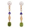 <span class='ref_item'>149 -</span> <span class="object_title">PENDIENTES EN ORO 18KT, PERLAS CULTIVADAS, TANZANITAS Y PERIDOTOS</span>  <p><span class="technical_description">Pendientes largos con movimiento realizados en oro de 18kt. Con perlas cultivadas de color crema calibradas aprox en 8,40mm y tanzanitas en talla trillón con un peso total aprox de 0.80ct. Rematan peridotos en talla oval con un peso total aprox de 4ct<br/>Cierre: Presión<br/>Longitud: 5cm</span><br>Peso: <span class="PESO_HCES1">8,70</span> <span class="PESOUMED_HCES1">gr.</span><br></p>