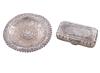 <span class='ref_item'>309 -</span> <span class="object_title">CONJUNTO DE PLATILLO Y CAJITA EN PLATA DE LEY</span>  <p><span class="technical_description">Lote compuesto por un platillo y una cajita realizados en plata de ley. El platillo con decoración floral repujada y cajita con interior de terciopelo y decoración grabada. Ambos presentan abolladuras y señales de uso.<br/>Peso bruto total: 73,9gr </span><br></p>