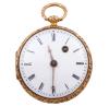 <span class='ref_item'>51 -</span> <span class="object_title">RELOJ LEPINE DE BOLSILLO EN ORO 18KT, SISTEMA CATALINA</span>  <p><span class="technical_description">Reloj de bolsillo fabricado en oro 18kt, para dama. Sistema de carga cuerda por llave (no se adjunta llave). Caja redonda y bisel liso, de diámetro 34mm, contrastada y numerada 1913. Esfera de porcelana blanca con numeración romana, agujas doradas. Caja con decoración guilloche y motivos florales. En estado de marcha</span><br>Peso: <span class="PESO_HCES1">26</span> <span class="PESOUMED_HCES1">gr.</span><br></p>