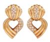 <span class='ref_item'>116 -</span> <span class="object_title">PENDIENTES EN ORO BICOLOR 18KT Y DIAMANTES</span>  <p><span class="technical_description">Pareja de pendientes realizados en oro bicolor de 18kt. Con dos cuerpos gallonados y adorno d diamantes en talla brillante con peso total aprox 0.25ct. <br/>Cierre: Omega en oro blanco<br/>Longitud: 2,5cm</span><br>Peso: <span class="PESO_HCES1">20,10</span> <span class="PESOUMED_HCES1">gr.</span><br></p>