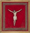 <span class='ref_item'>76 -</span> <span class="object_title">CRISTO CRUCIFICADO</span>   <p><span class="author">ESCUELA ESPAÑOLA S.XIX  </span> <br><span class="technical_description">Realizado en madera tallada y parcialmente policromada. Sobrepuesto sobre madera cubierta de terciopelo rojo y pasamanería. <br/>Enmarcado.<br/>Muestra algunos desperfectos. <br/>Medida de la talla: 26 x 23cm</span><br></p>