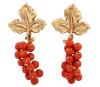 <span class='ref_item'>12 -</span> <span class="object_title">PENDIENTES EN FORMA DE RACIMO EN ORO 18KT Y CORAL</span>  <p><span class="technical_description">Pareja de pendientes realizados en oro de 18kt representando un racimo de uvas colgados de una hoja de parra con movimiento. Las uvas están representadas como cuentas esféricas de coral<br/>Cierre: Ballestilla<br/>Longitud: 4cm</span><br>Peso: <span class="PESO_HCES1">10,40</span> <span class="PESOUMED_HCES1">gr.</span><br></p>