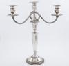 <span class='ref_item'>291 -</span> <span class="object_title">CANDELABRO EN PLATA DE LEY</span>  <p><span class="technical_description">Candelabro de tres bocas realizada en plata de ley. Decoración de plata pulida y decoración en cordoncillos y brazos gallonados. Con contrapeso. Altura: 36cm<br/>Peso bruto total: 1158gr</span><br></p>