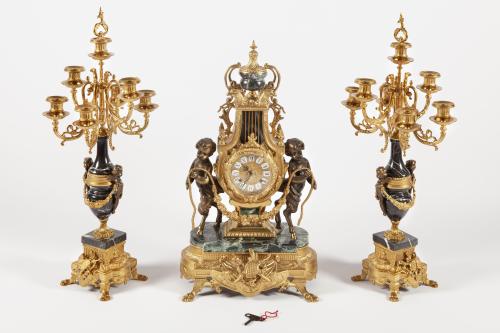 GUARNICIÓN ALEMANA FORMADA POR RELOJ DE SOBREMESA Y DOS CANDELABROS DE  BRONCE Y MÁRMOL AÑOS 60