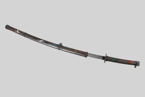 KATANA CON HOJA DE ACERO DAMASQUINADO CON INSCRIPCIÓN, MANG