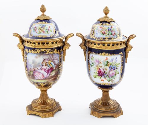 PAREJA DE JARRONES DE PORCELANA FRANCESA CON TAPA Y MONTURA